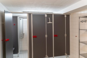 Sanitärbereich mit Duschkabinen im deutschen Gruppenhaus und Freizeithaus Waldheim Häger