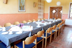 Der Speisesaal im deutschen handicapgerechten Haus Hainichen für Menschen mit Behinderung.