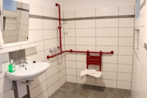 Das Badezimmer im deutschen handicapgerechten Haus Hainichen für Menschen mit Behinderung.
