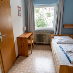 Ein Schlafzimmer im deutschen Freizeitheim für Gruppen in Holzhausen.