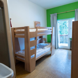 Zimmer mit Dusche im Kinderfreizeitheim Holzhausen in Deutschland