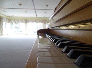 Klavier im Gruppenraum im Freizeitheim für Kinder und Jugendliche Holzhausen in Deutschland.
