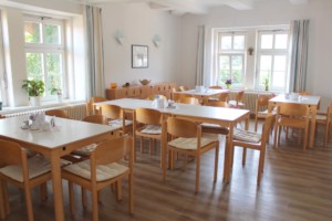 Barrierefreier Speisesaal im deutschen Freizeithaus Gästehaus Harz für Kinder und Jugendreisen.