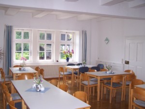 Speisesaal im deutschen Freizeithaus Gästehaus Harz für Kinder und Jugendreisen.