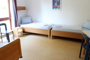 Barrierefreies Schlafzimmer im deutschen Freizeithaus Gästehaus Harz für Kinder und Jugendreisen.