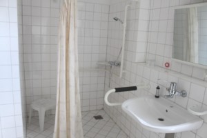 Barrierefreie sanitäre Anlagen im Gruppenhaus Gästehaus Harz in Deutschland.