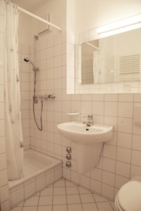 Sanitäre Anlagen mit Dusche, Waschbecken und WC im Gruppenhaus Gästehaus Harz in Deutschland.