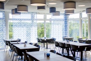 Der Speisesaal des Gruppenhauses Kajüte auf der deutschen Insel Langeoog für barrierefreie Pflegeurlaube.