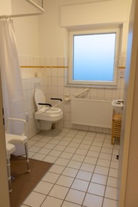 Ein barrierefreies Badezimmer im Freizeithaus Kajüte auf Langeoog.