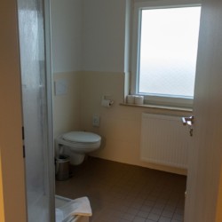 Die sanitären Anlagen im deutschen Freizeithaus Kajüte auf Langeoog für barrierefreie Gruppenreisen.