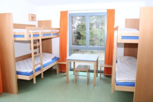 Ein Schlafzimmer mit Etagenbetten im Freizeitheim Krekel für Kinder und Jugendreisen in Deutschland.