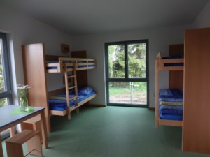 Ein Vierbettzimmer mit Etagenbetten im Freizeitheim Krekel für Gruppenreisen in Deutschland.