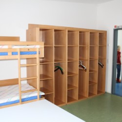Die Schlafzimmer mit Etagenbett und Kleiderschrank im barrierefreien Freizeitheim Krekel in Deutschland.