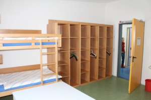 Die Schlafzimmer mit Etagenbett und Kleiderschrank im barrierefreien Freizeitheim Krekel in Deutschland.