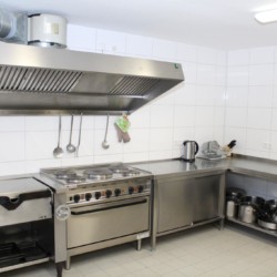 Die Küche im Freizeitheim Krekel für barrierefreie Gruppenreisen in Deutschland.