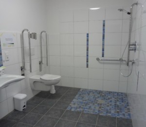 Barrierefreie sanitäre Anlagen mit Dusche, WC und Waschbecken im Freizeitheim Krekel in Deutschland.