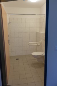 rolligerechtes Bad im Ferienhaus Kieler Bucht für Menschen mit Behinderung