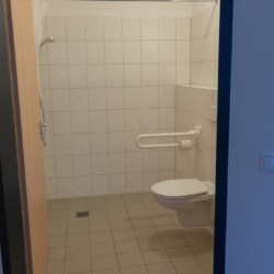 rolligerechtes Bad im Ferienhaus Kieler Bucht für Menschen mit Behinderung