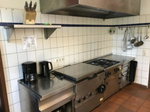 Profiküche Gastronomieherd mit Backofen im deutschen kinder und Jugendfreizeithaus Lehringen