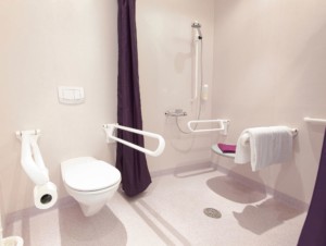 Barrierefreie sanitäre Anlagen mit WC und Dusche im Hotel Lichtblick in Deutschland.