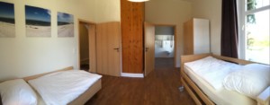 Pflegebett im rolligerechten Zimmer im Gruppenhaus Ostseehof für Menschen mit Behinderung