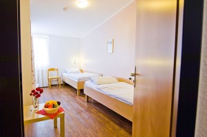 Zweibettzimmer im Gruppenhaus Ferienhof Kieler Bucht für Menschen mit Behinderung