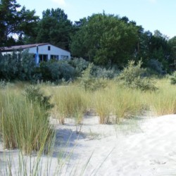 Das deutsche Freizeithaus Greifswalder Bucht an der Ostsee mit Sandstrand.