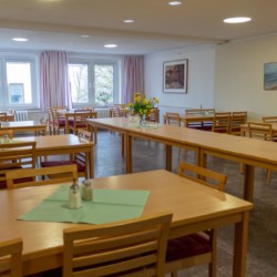 Der Speisesaal im Gruppenhaus Greifswalder Bucht in Deutschland für Kinder und Jugendfreizeiten.