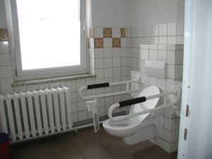 Barrierefreie sanitäre Anlagen im deutschen Freizeithaus Greifswalder Bucht.