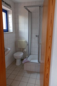 Sanitäre Anlagen mit Dusche, WC und Waschbecken im deutschen Gruppenhaus Greifswalder Bucht.