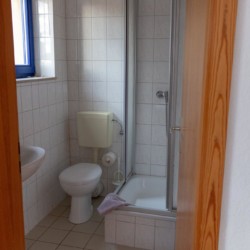 Sanitäre Anlagen mit Dusche, WC und Waschbecken im deutschen Gruppenhaus Greifswalder Bucht.