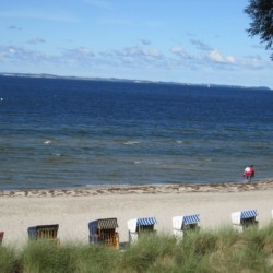 Die Badestelle mit Sandstrand am Gruppenhaus Greifswalder Bucht in Deutschland.