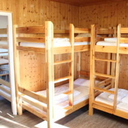 Ein Mehrbettzimmer mit Etagenbetten im deutschen CVJM Freizeitheim Marwede für Kinder und Jugendreisen.