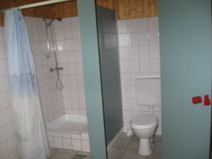 Sanitäre Anlagen mit Dusche und WC im deutschen CVJM Freizeitheim Marwede.