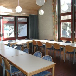 Speisesaal im deutschen Gruppenhaus Jugendhaus Monschau in der Eifel.