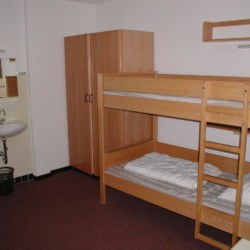 Schlafzimmer mit Waschbecken, Etagenbett und Kleiderschrank im deutschen Freizeitheim Jugendhaus Monschau.