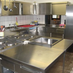 Große Küche im Gruppenheim Jugendhaus Monschau für barrierefreie Freizeiten in Deutschland.