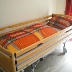 Ein Pflegebett im Freizeithaus Moselschleife für barrierefreie Gruppenreisen und Pflegeurlaube in Deutschland.