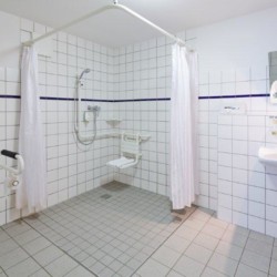 Barrierefreie sanitäre Anlagen im Freizeithaus Fit Hotel Much - Bergisches Land*** in Deutschland.