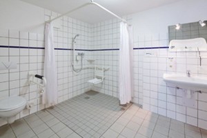 Barrierefreie sanitäre Anlagen im Freizeithaus Fit Hotel Much - Bergisches Land*** in Deutschland.