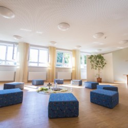 Gruppenraum im deutschen Freizeitheim Gästehaus Passau für Kinder und Jugendgruppen.
