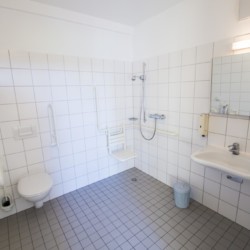 Barrierefreie sanitäre Anlagen mit WC und Waschbecken im deutschen Gruppenhaus Gästehaus Passau.