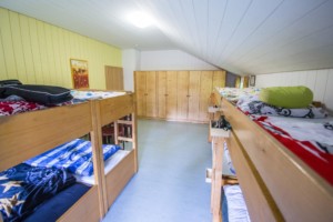 Ein Zimmer im deutschen Gruppenhaus Bergheim Riedelsbach in Deutschland.