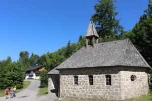In der Nähe des Gruppenhauses Bergheim Riedelsbach steht eine Kirche.