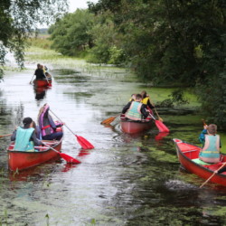 Gruppenhaus Kinder- und Jugendreisen Ostfriesland am Wasser mit Kanu und Fahrrad