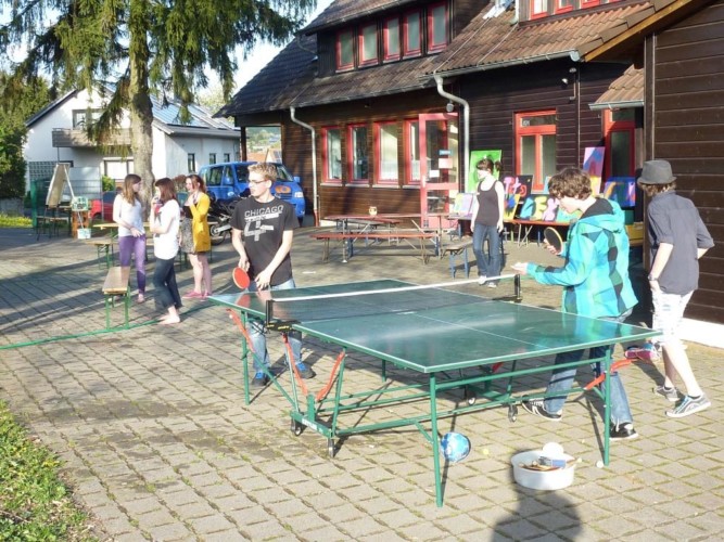 Outdoor Tischtennis am Freizeithaus für Kinder und Jugendliche Schotten in Deutschland.