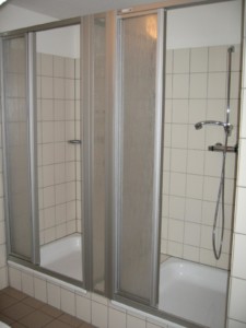 Duschkabinen im Freizeitheim Schotten in Deutschland.