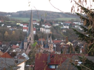 Historische Altstadt zu Füßen des deutschen Freizeitheims Schotten.