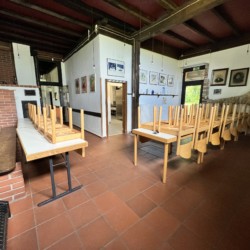 Speisesaal mit Blick in die Küche im christlichen Freizeitheim Seeste im Raum Osnabrück in Deutschland