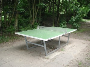 Outdoor Tischtennisplatte am deutschen christlichen Freizeitheim Seeste.